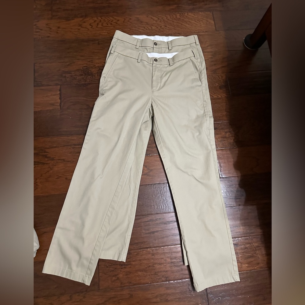 Men’s Khaki Pants comfortable cotton-blend fabric with stretch.